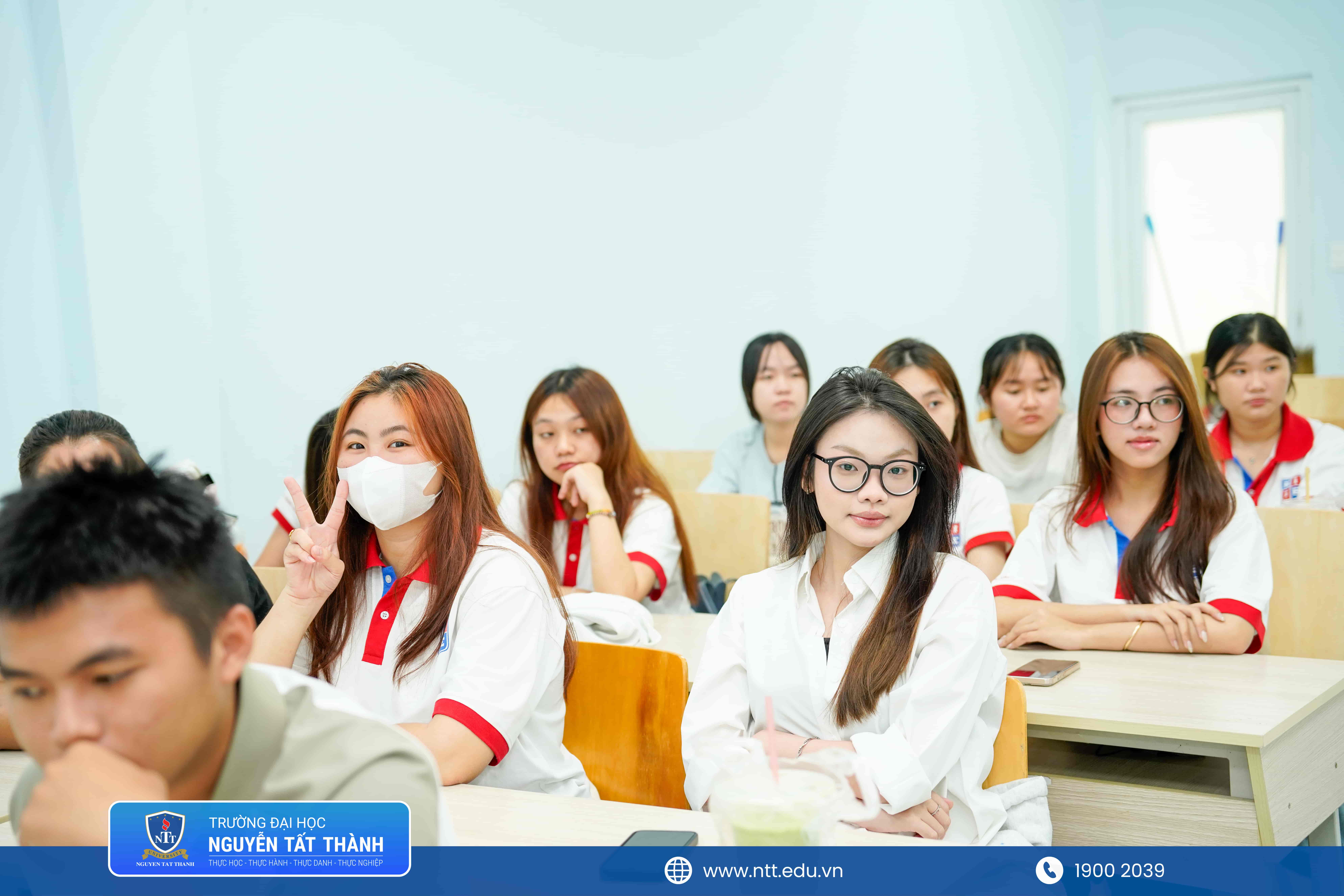 Định hướng Tân sinh viên ngành: Luật kinh tế, Kế toán và Quản trị khách sạn tại NIIE