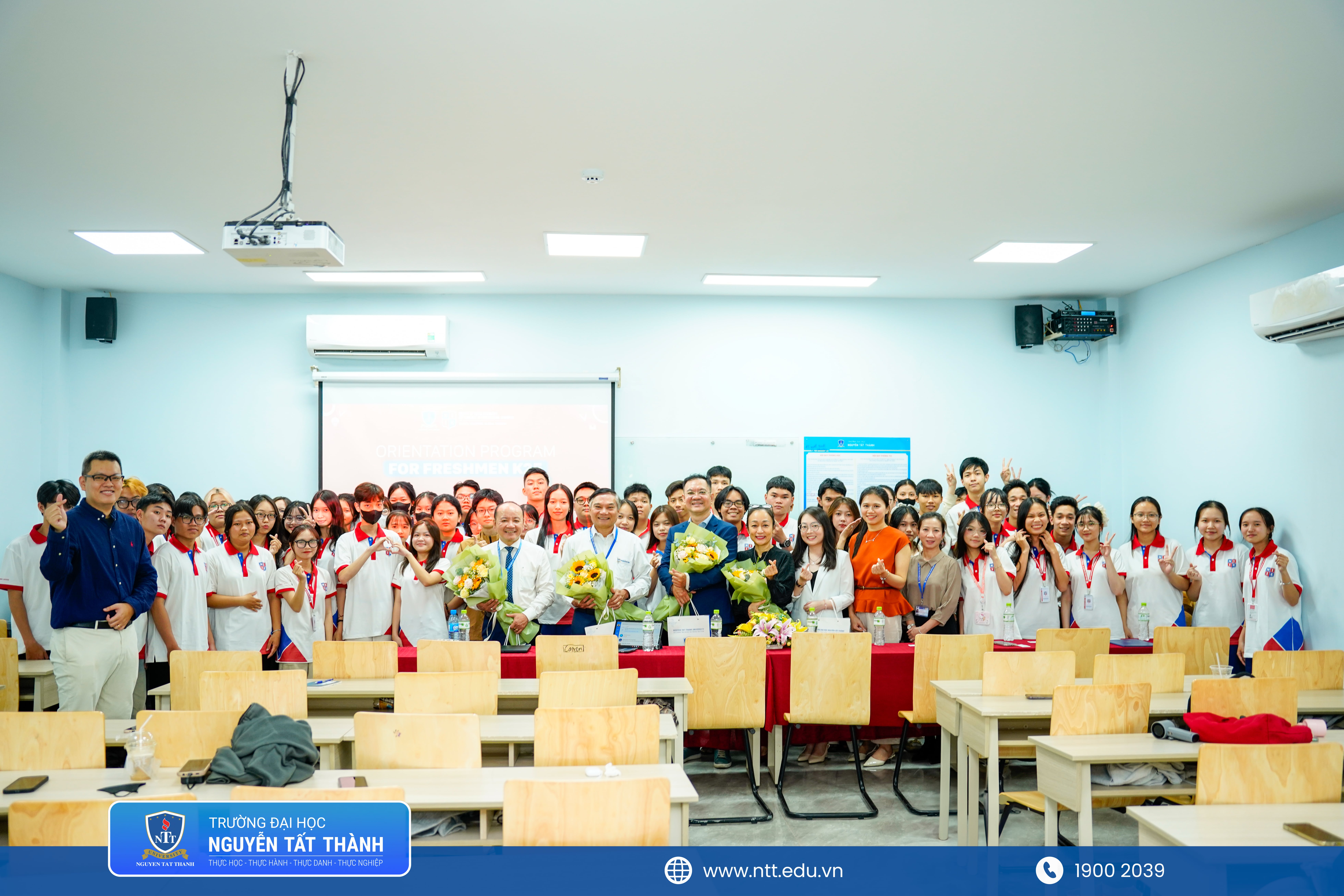 Bắt đầu hành trình mới: Sinh hoạt đầu khóa ngành Thương mại điện tử & Marketing số tại NIIE