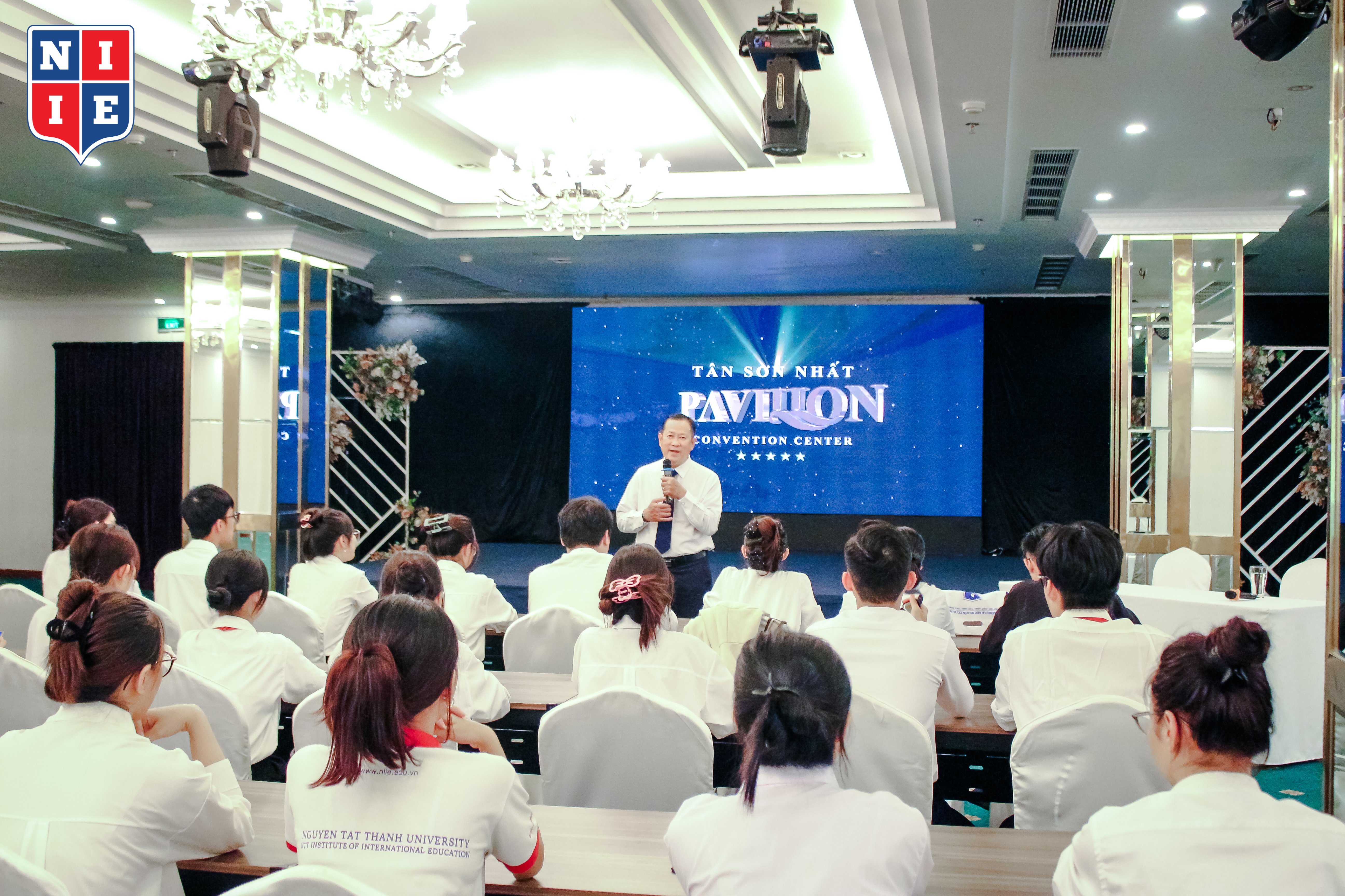 Gắn kết doanh nghiệp tại Khách sạn Tân Sơn Nhất – Bước vào thế giới thực tế ngành Khách sạn cùng NIIE