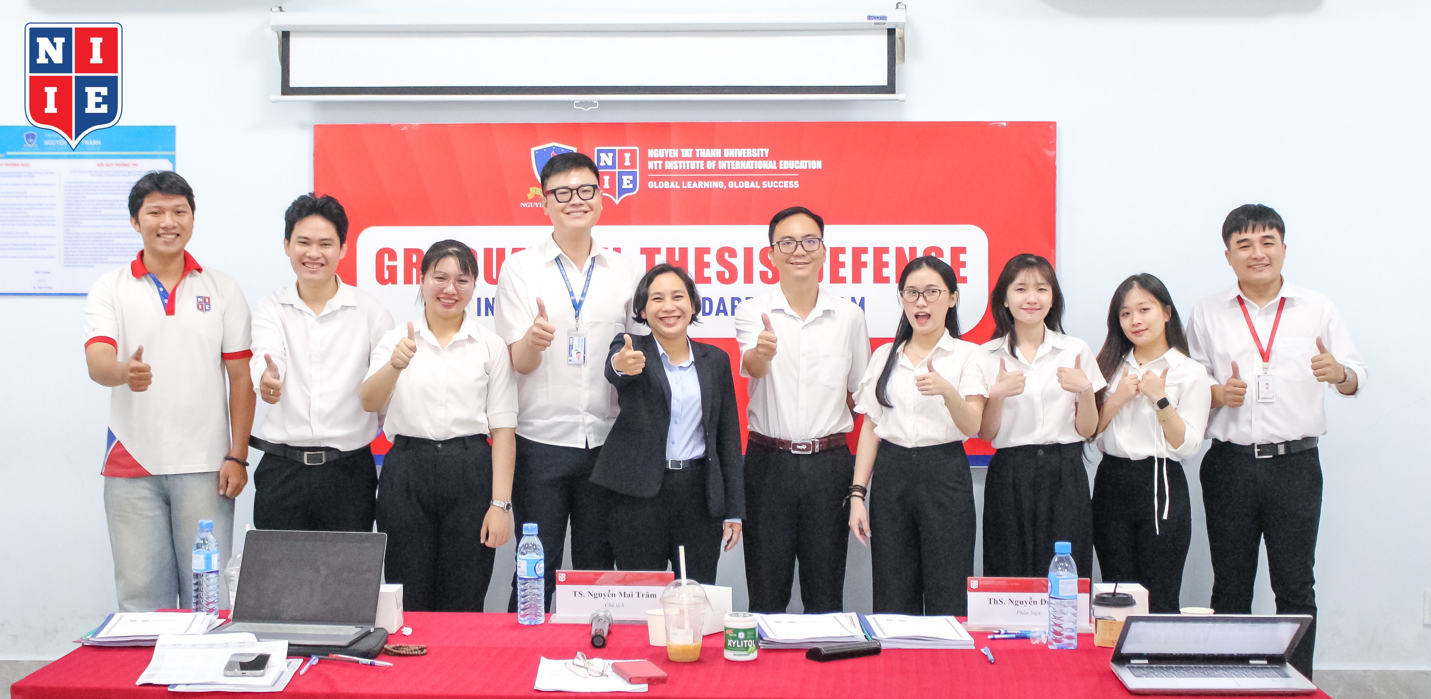 Sinh viên ngành Luật Kinh tế bảo vệ khóa luận tốt nghiệp: Hành trình hoàn thiện và trưởng thành