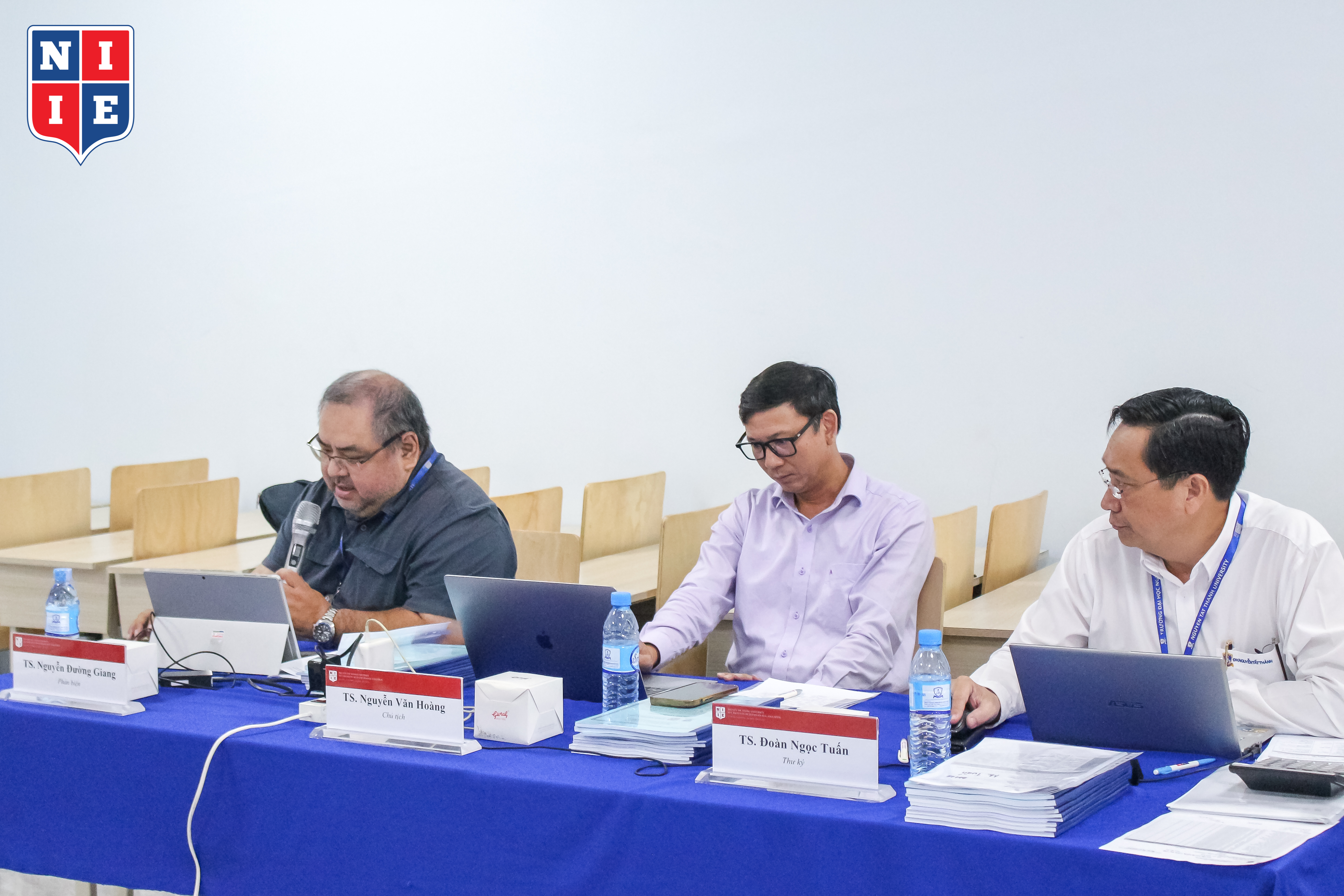 bao-ve-khoa-luan-tot-nghiep-QTKS-2025 (1)