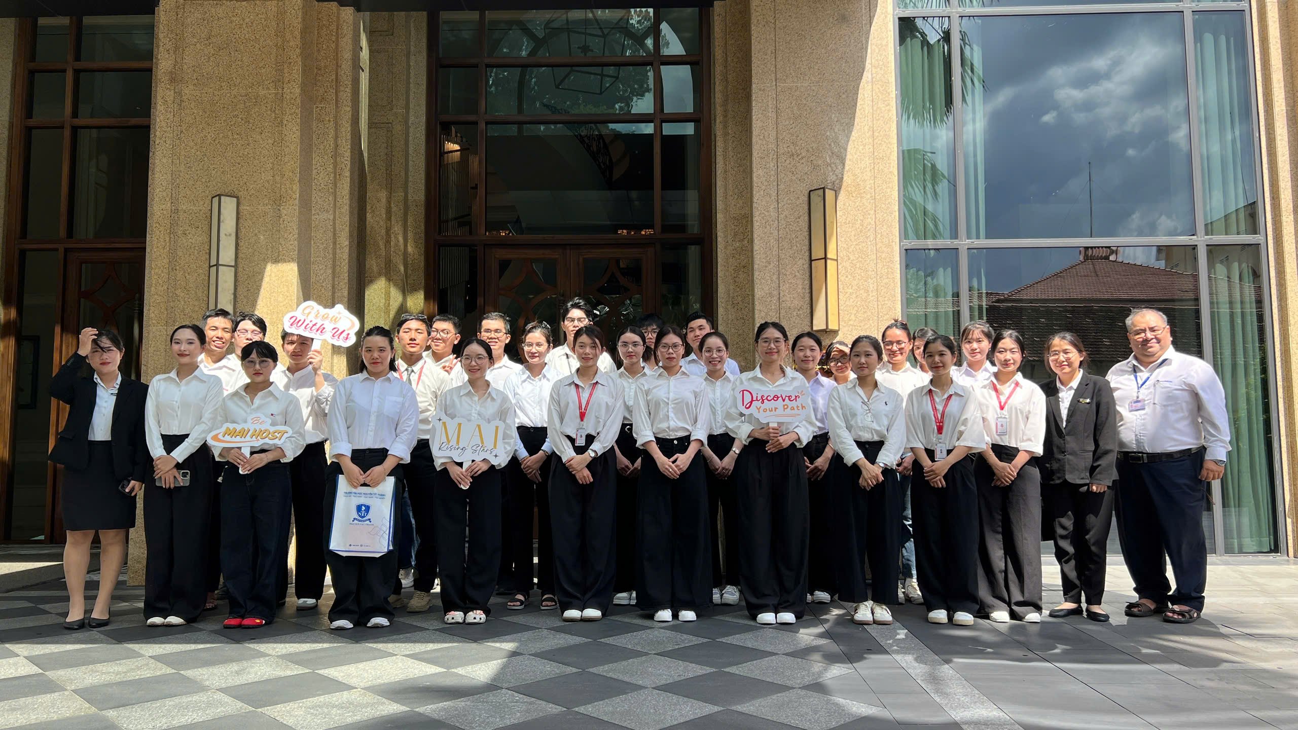 Sinh viên NIIE trải nghiệm thực tế tại Mai House Saigon Hotel: Khi nghệ thuật gặp gỡ ngành khách sạn