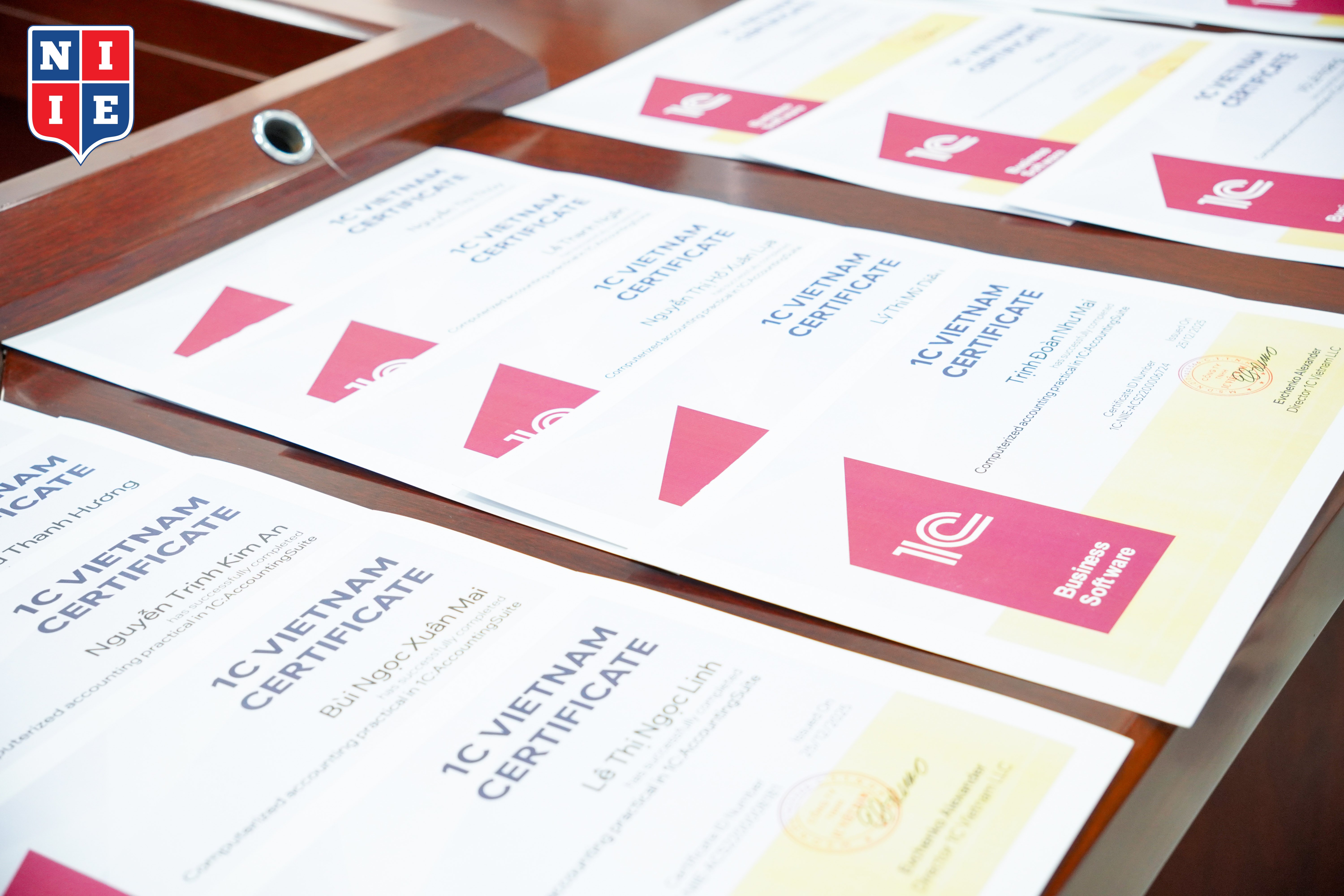 sinh-vien-niie-nhan-chung-chi-1C-2026 (1)