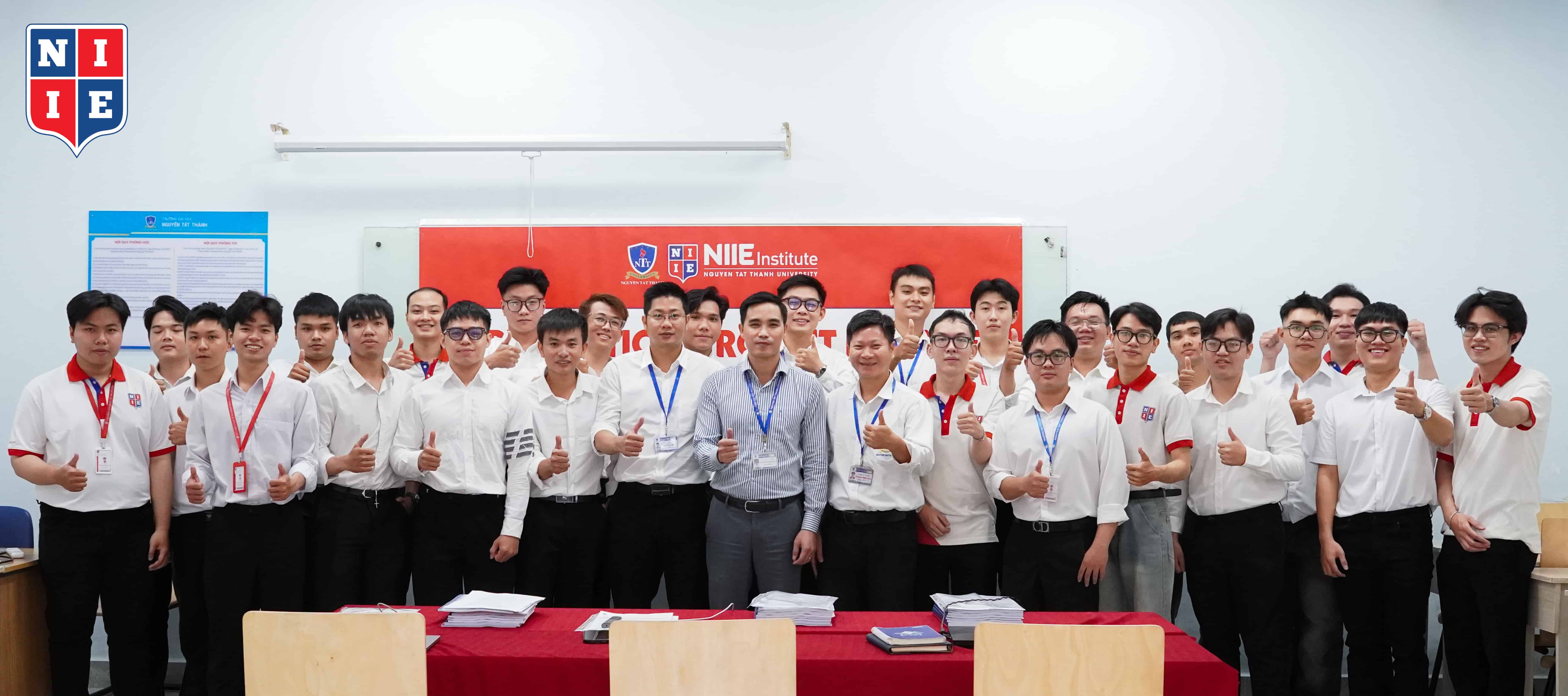 Sinh viên Công nghệ kỹ thuật ô tô K22 bảo vệ Đồ án tốt nghiệp