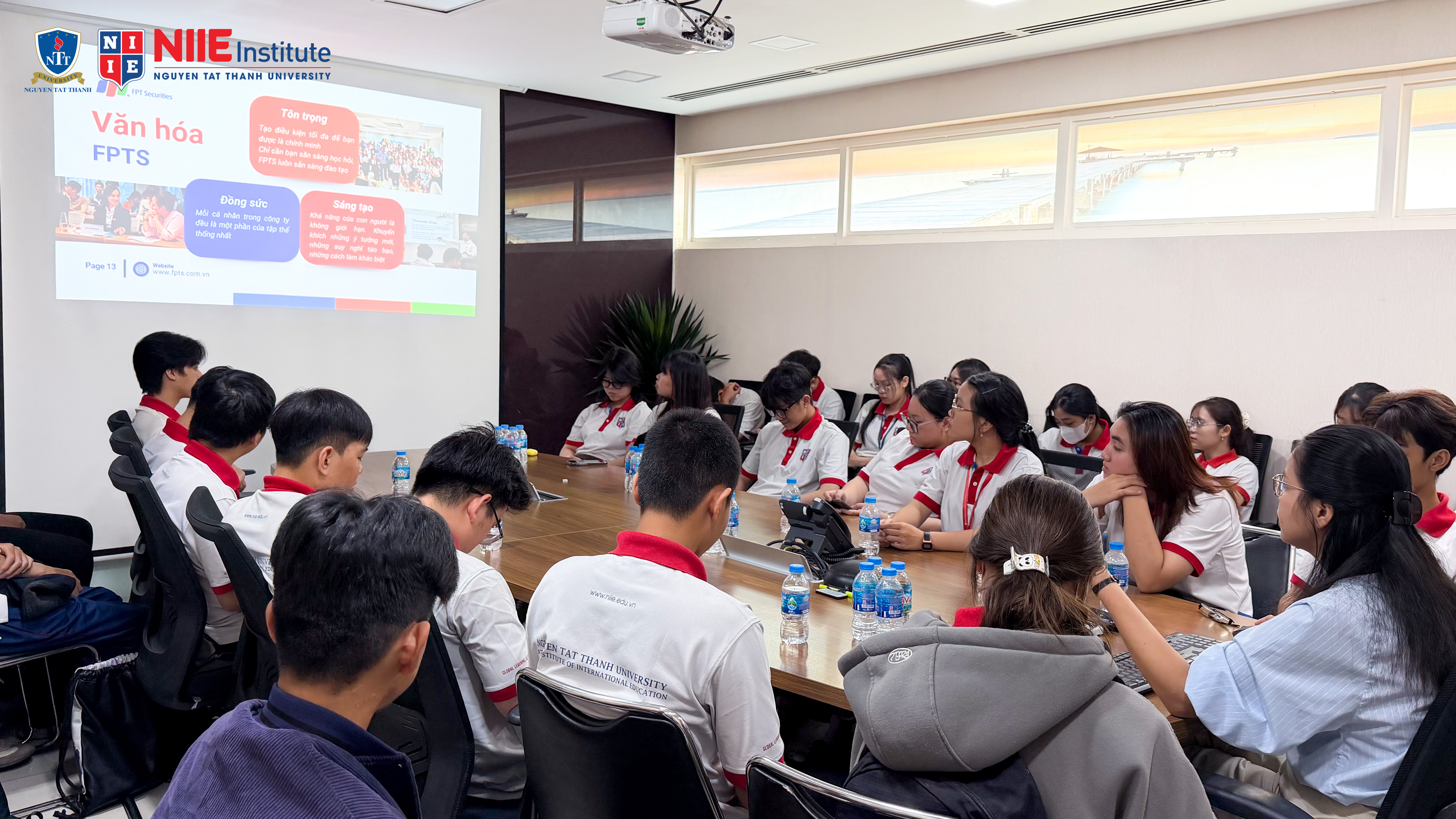 sinh-vien-niie-thu-suc-voi-tai-chinh-tai-fpts