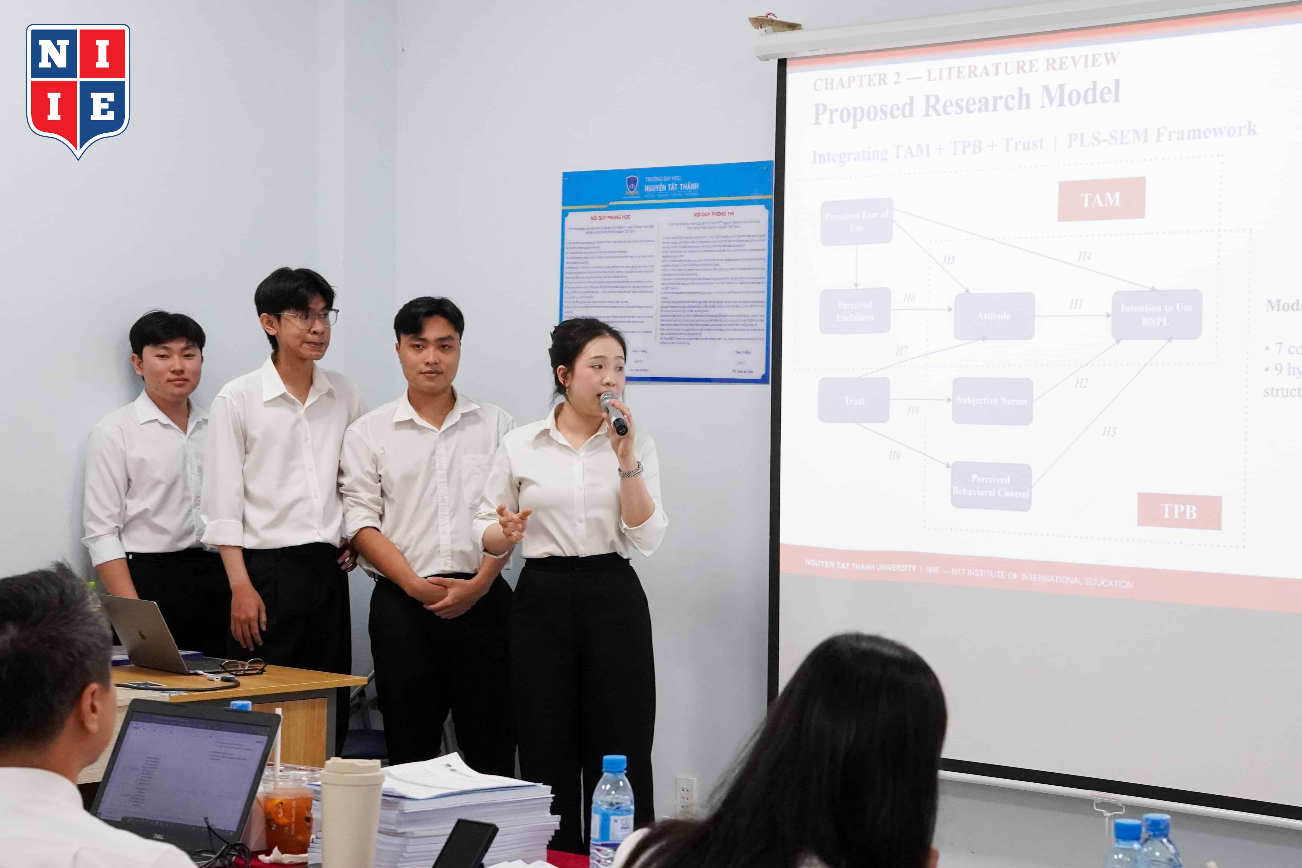 khoa-luan-quan-tri-kinh-doanh-2026 (4)