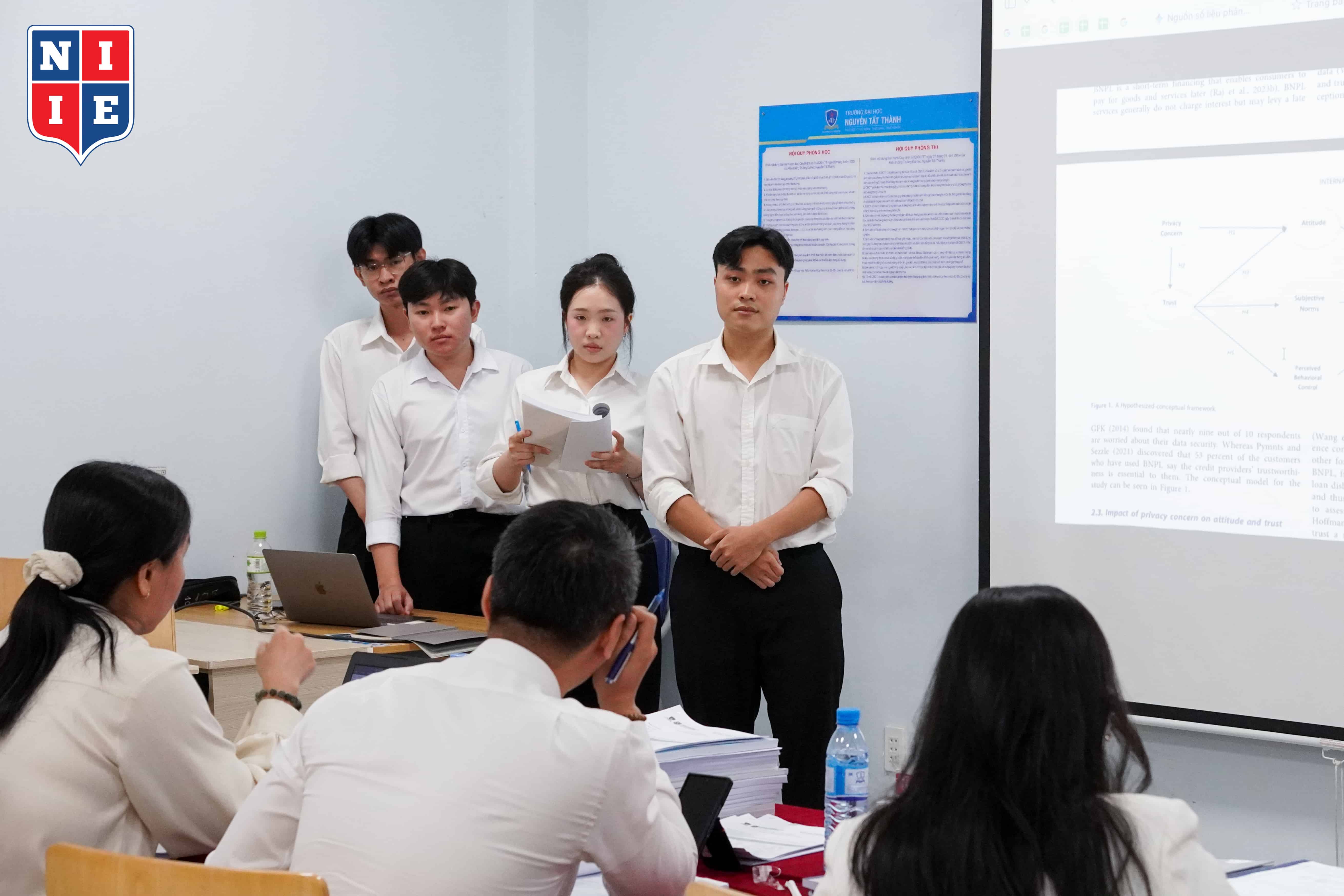 khoa-luan-quan-tri-kinh-doanh-2026 (7)