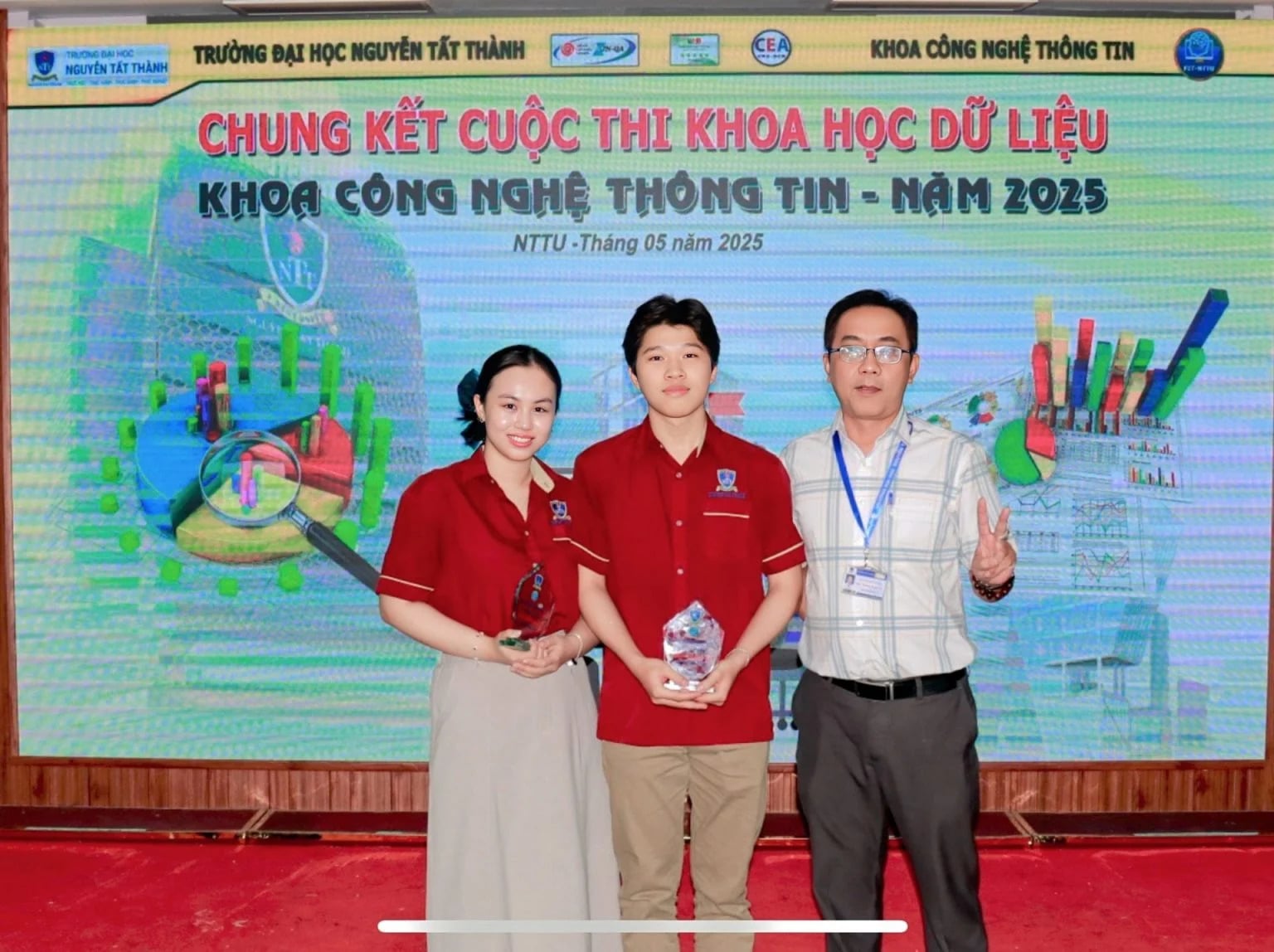 Tân khoa NTTU “ẵm” ba giải công nghệ, tốt nghiệp xuất sắc với GPA 3,89/4,0