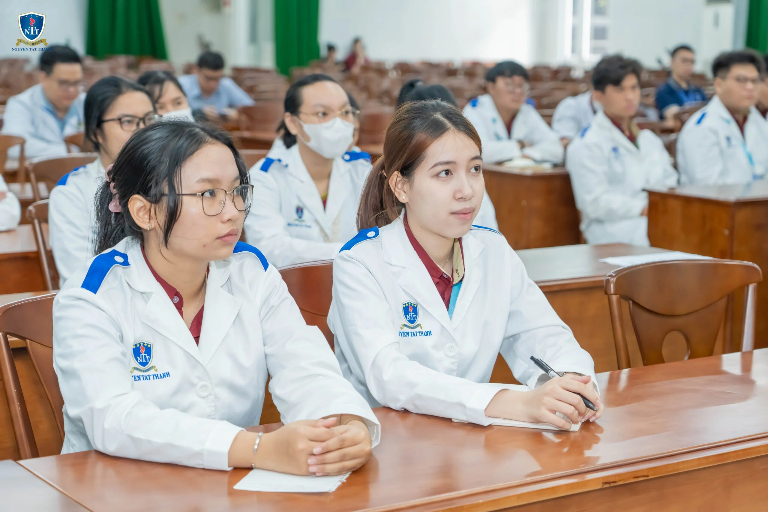 Sinh viên Y học cổ truyền học tập từ thực tế tại bệnh viện