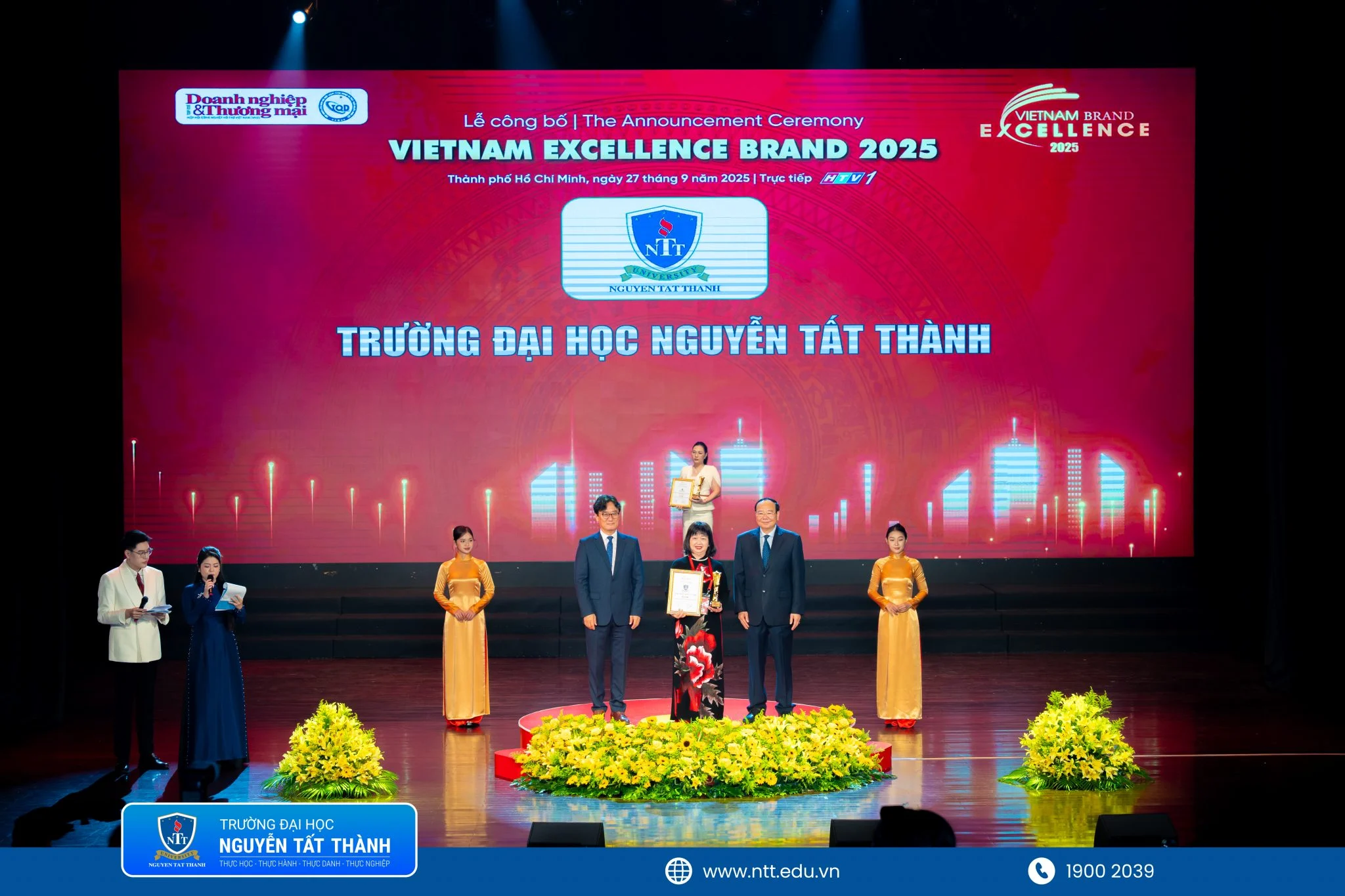 Trường ĐH Nguyễn Tất Thành được vinh danh với 5 giải thưởng lớn tại Vietnam Excellence Brand 2025