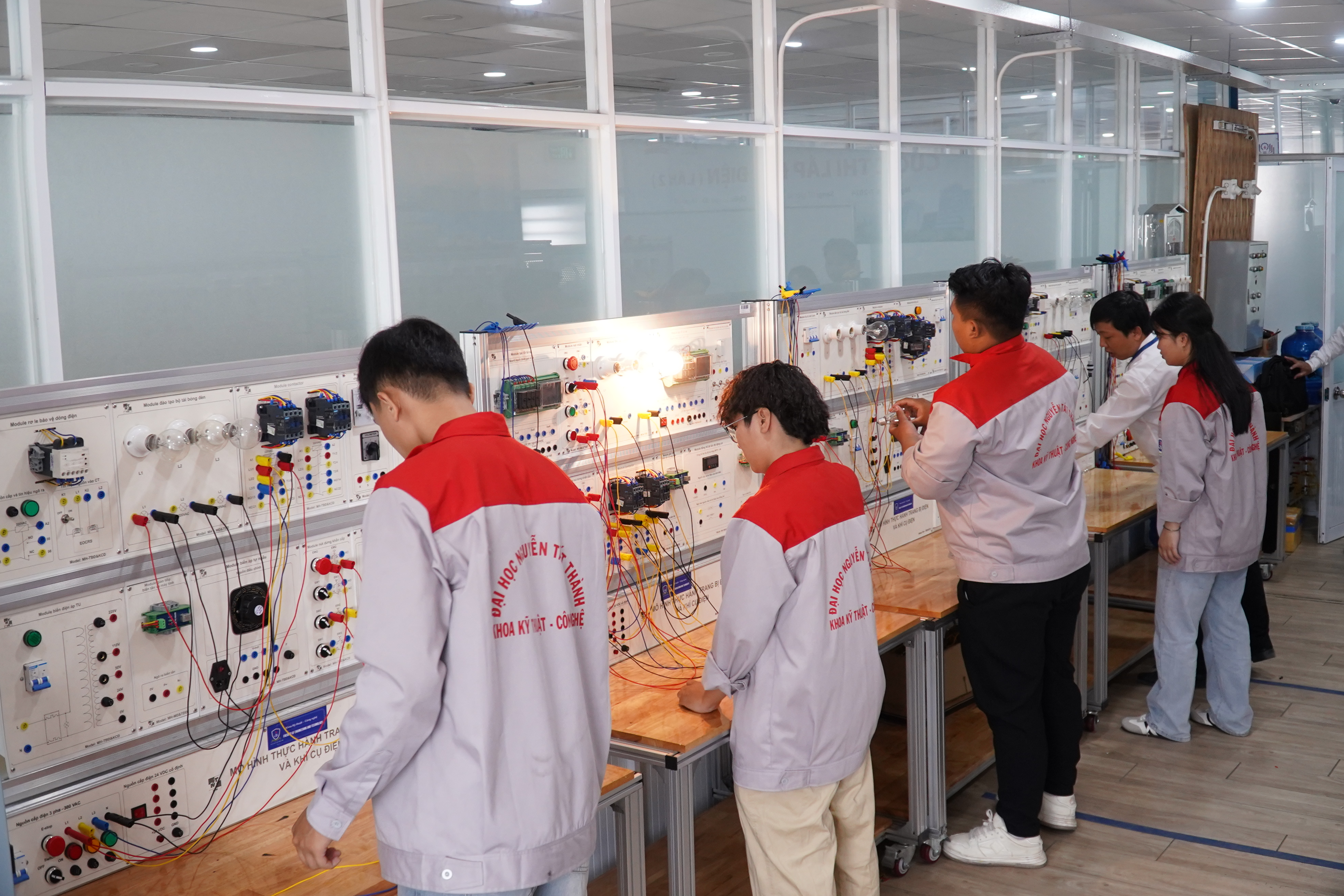 https://tuyensinh.ntt.edu.vn/upload/ky-thuat-co-khi/dsc06699.JPG