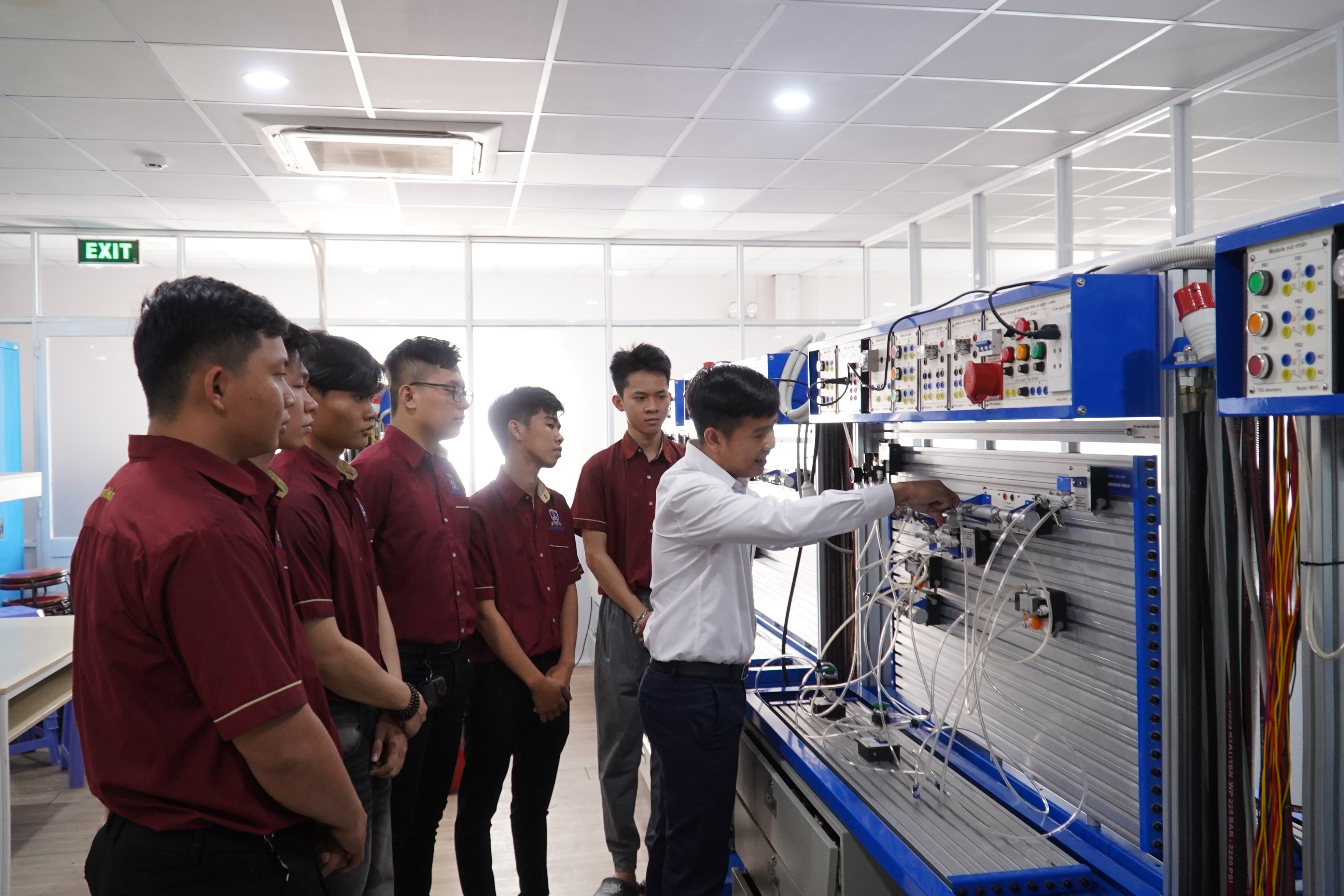 https://tuyensinh.ntt.edu.vn/upload/ky-thuat-co-khi/dsc06746.JPG