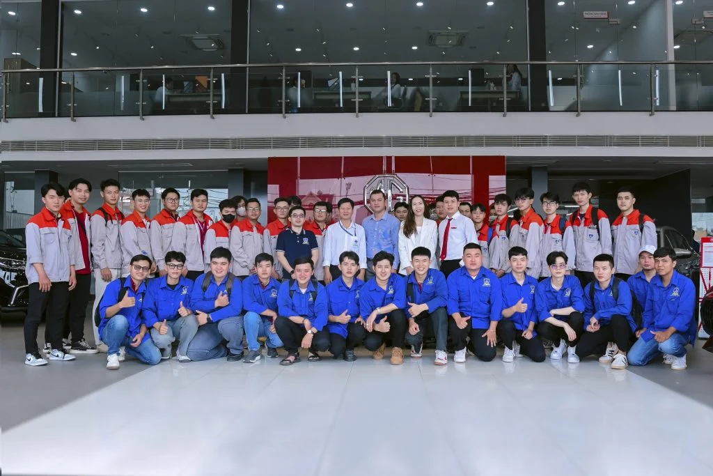 Kỹ sư tương lai “vào xưởng”: SV ngành Kỹ thuật công nghệ ô tô NTTU kiến tập tại doanh nghiệp đối tác