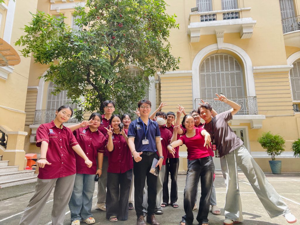 SV Thiết kế đồ họa Trường ĐH Nguyễn Tất Thành trải nghiệm học tập tại Bảo tàng Mỹ Thuật TP. HCM