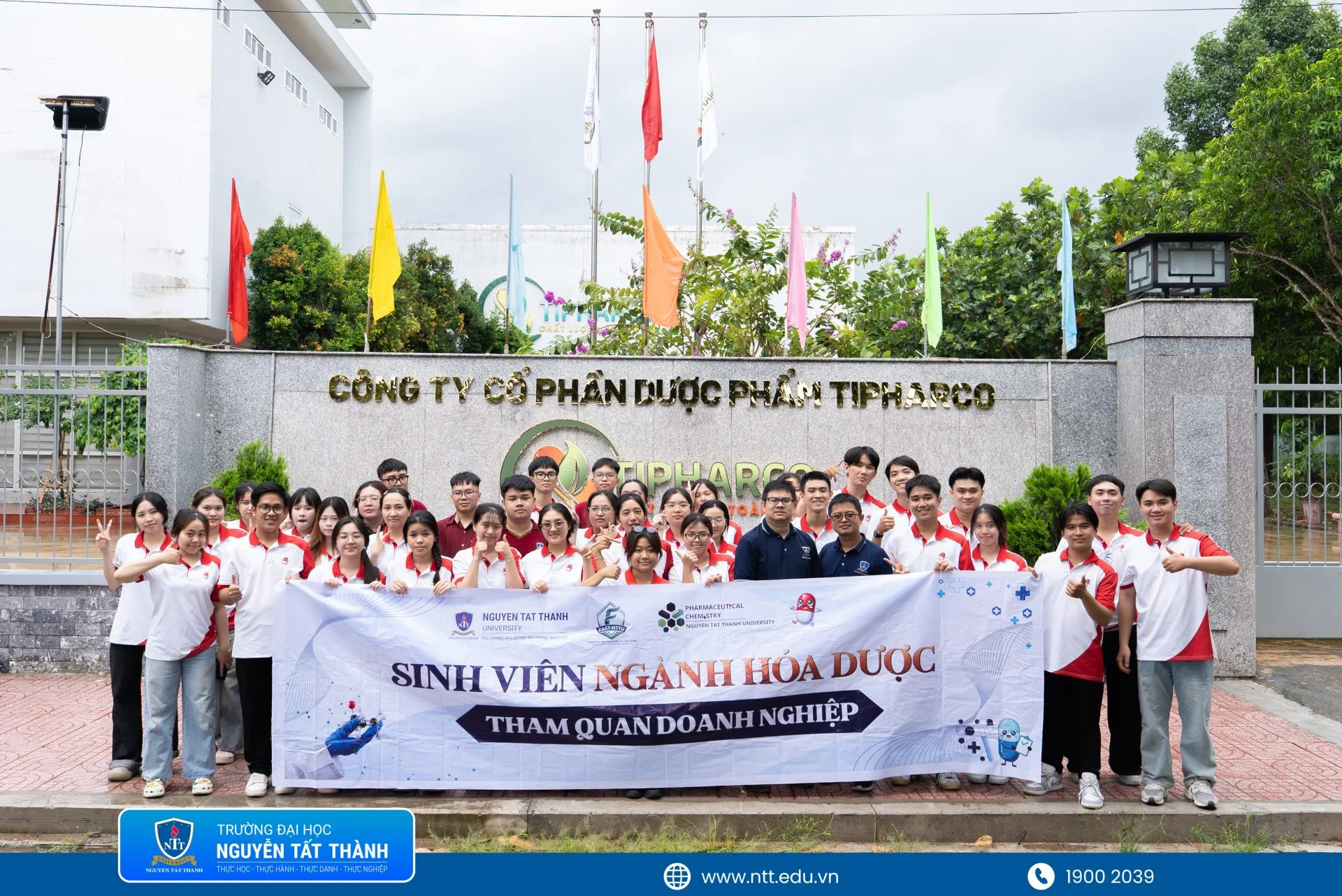 Một ngày “đi học” tại nhà máy dược của sinh viên Hóa Dược NTTU