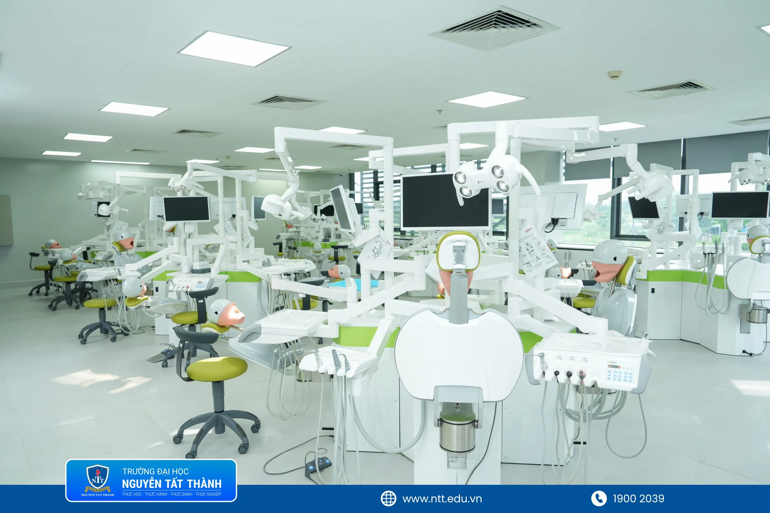 https://tuyensinh.ntt.edu.vn/upload/rhm/a7409062-scaled.jpg