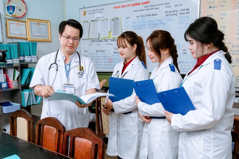 KHÔNG CẦN LÀ BÁC SĨ – VẪN THÀNH CÔNG TRONG NGÀNH Y VỚI QUẢN LÝ BỆNH VIỆN