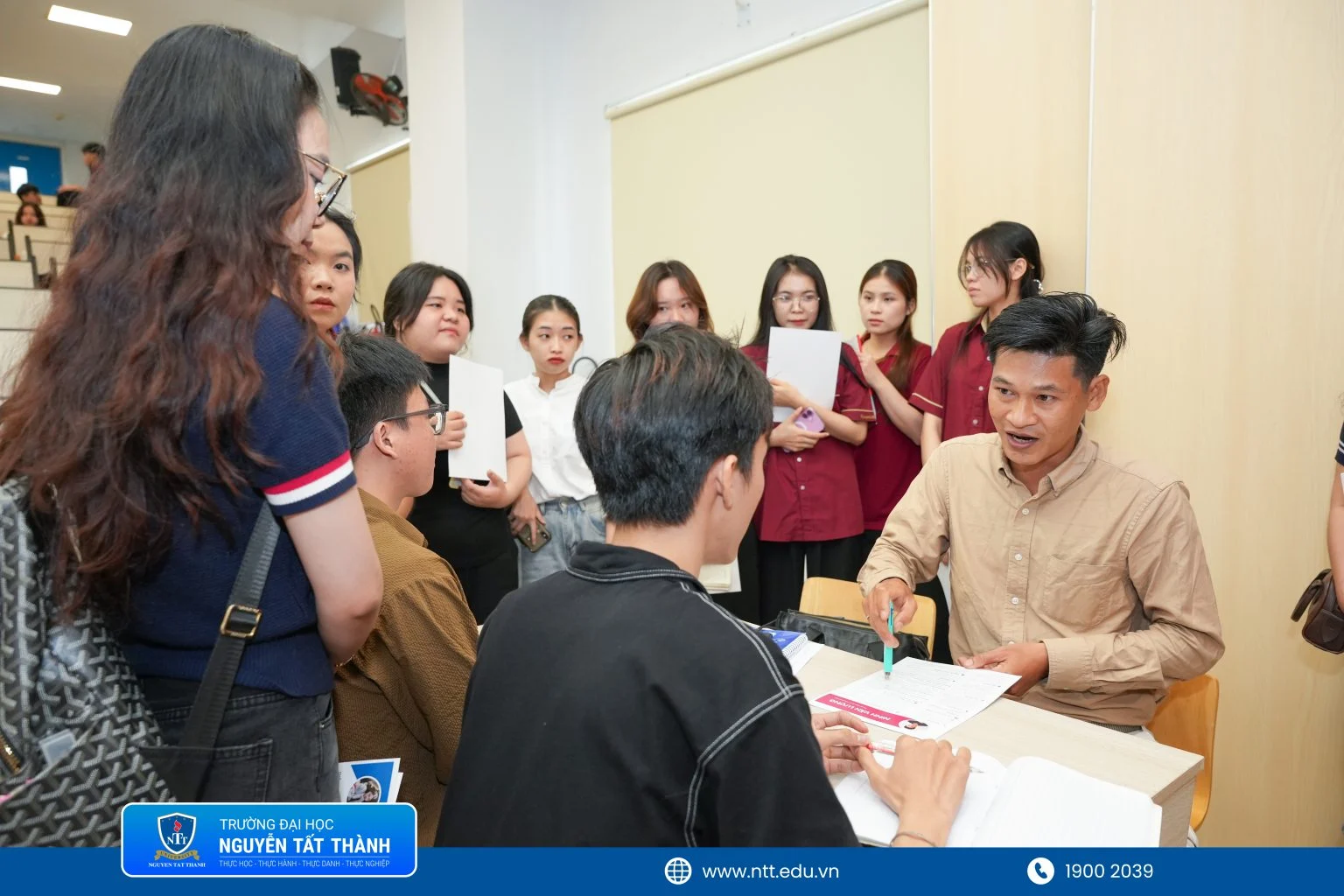 Logistics v&agrave; quản l&yacute; chuỗi cung ứng