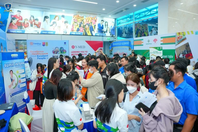 Sinh-vien-NTTU-tham-gia-Ngay-hoi-tuyen-dung-truc-tiep-ket-noi-voi-doanh-nghiep-va-tim-kiem-co-hoi-viec-lam-phu-hop-chuyen-nganh-dao-tao-1