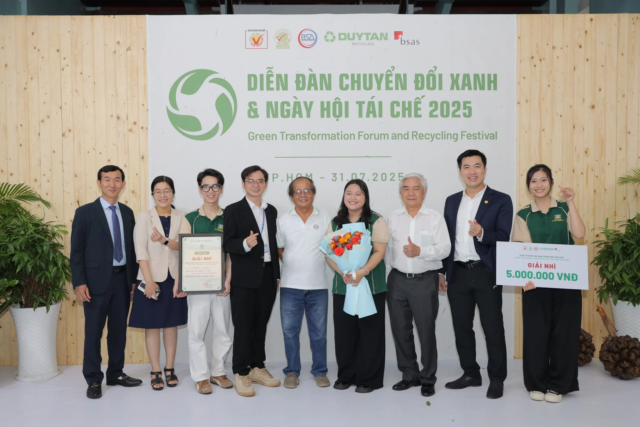 Sinh viên Trường ĐH Nguyễn Tất Thành giành giải Nhì với dự án biến vỏ sầu riêng thành chế phẩm nông nghiệp, hướng tới phát triển bền vững