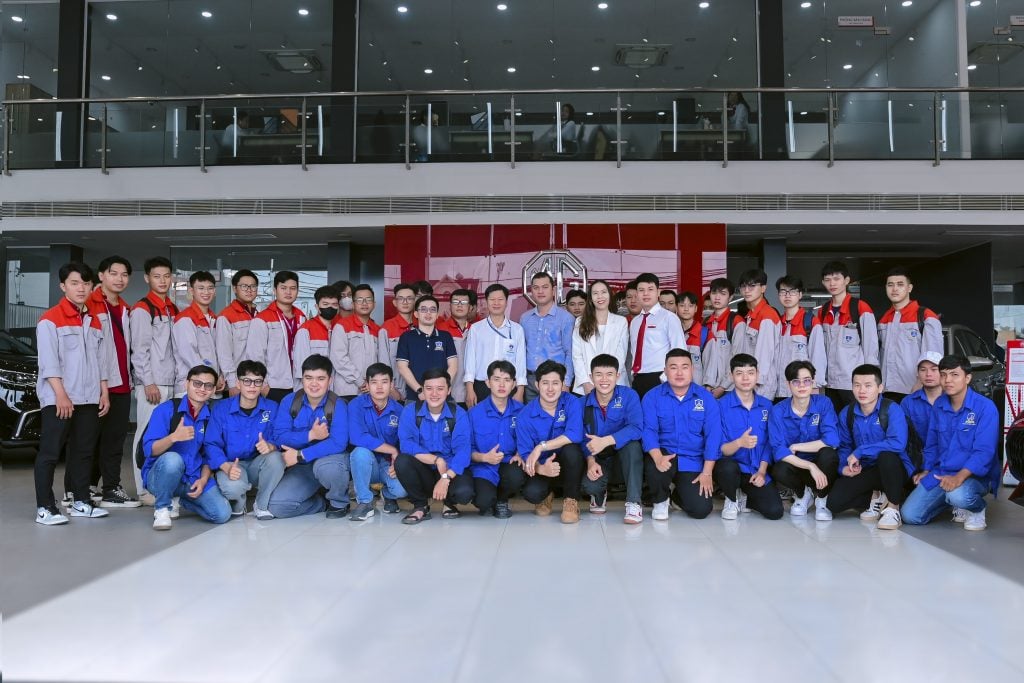 Kỹ sư tương lai “vào xưởng”: SV ngành Kỹ thuật công nghệ ô tô NTTU kiến tập tại doanh nghiệp đối tác