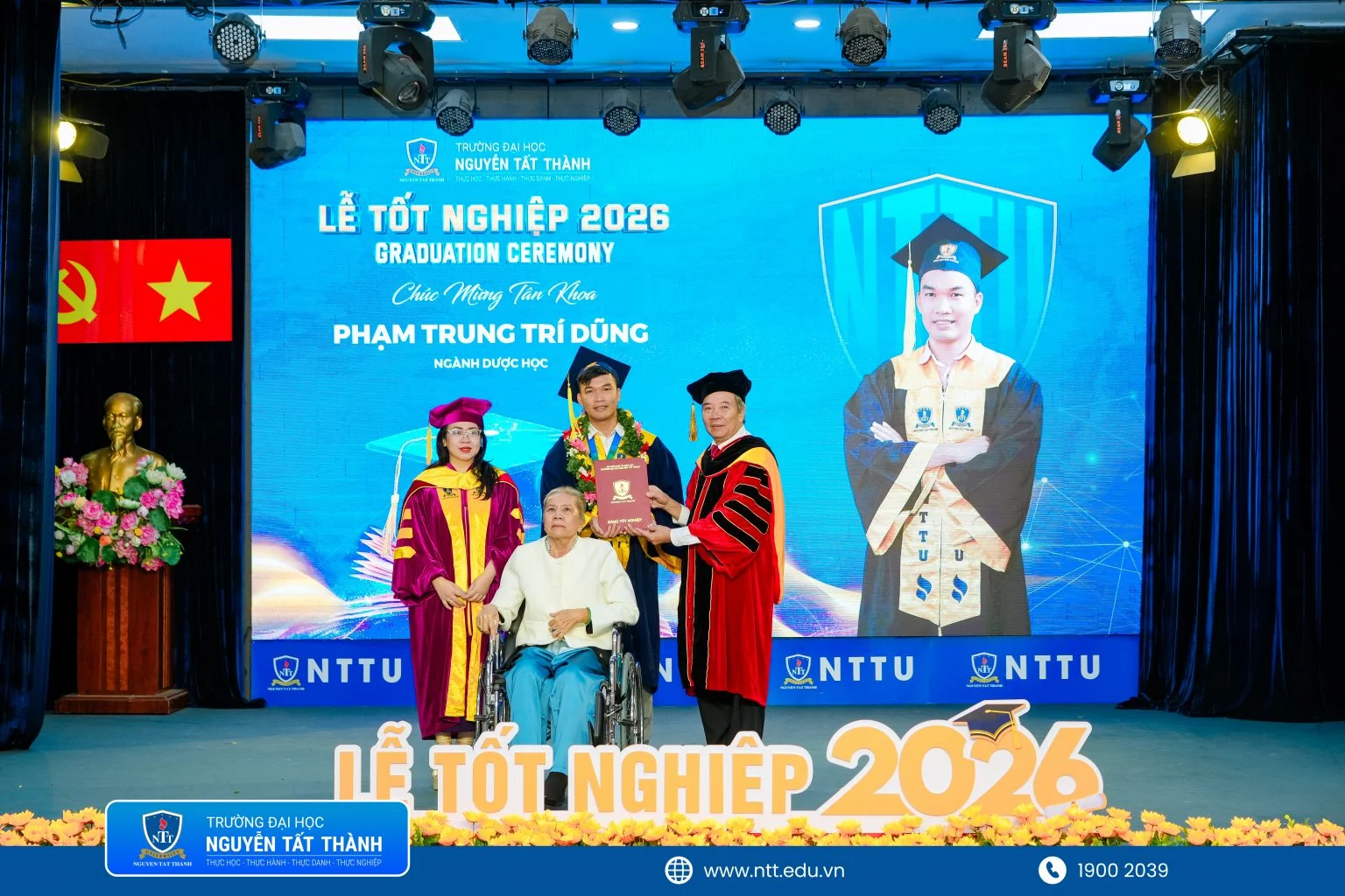 Hành trình cõng mẹ đến trái ngọt tri thức của tân dược sĩ Phạm Trung Trí Dũng