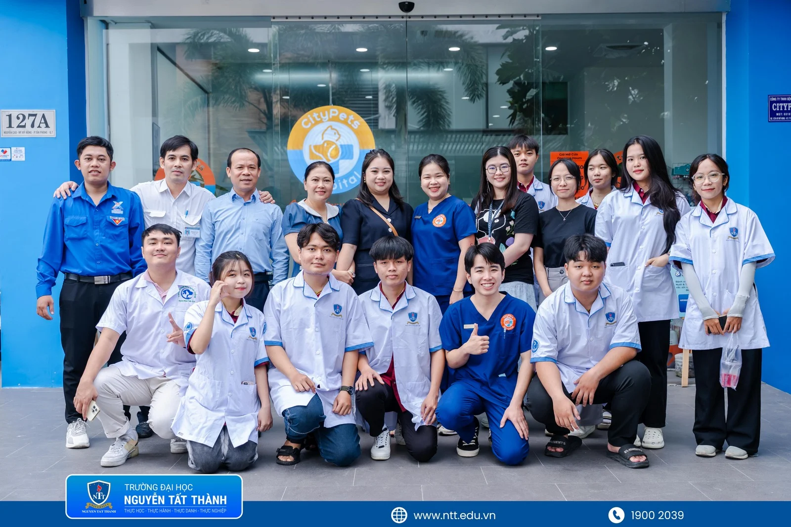 SV ngành Thú y Trường ĐH Nguyễn Tất Thành tham gia tiêm phòng bệnh dại cho vật nuôi tại cộng đồng